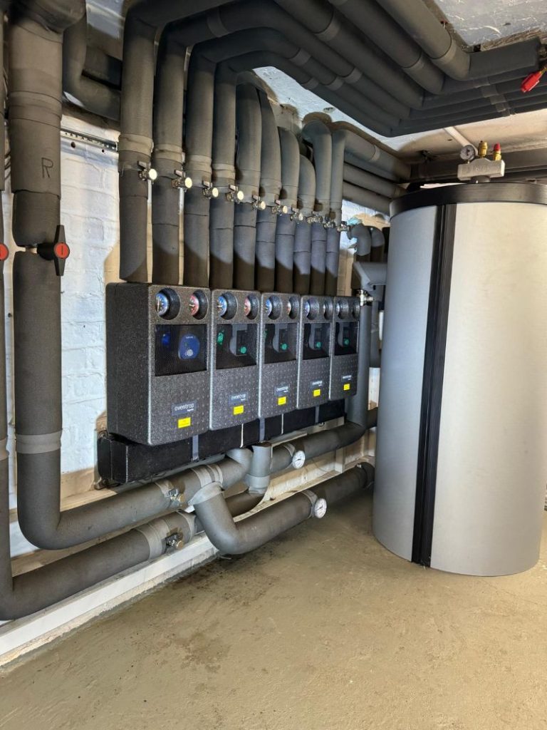 Oventrop Regumat Pumpengruppen mit Verteilerbalken für 5 Pumpengruppen