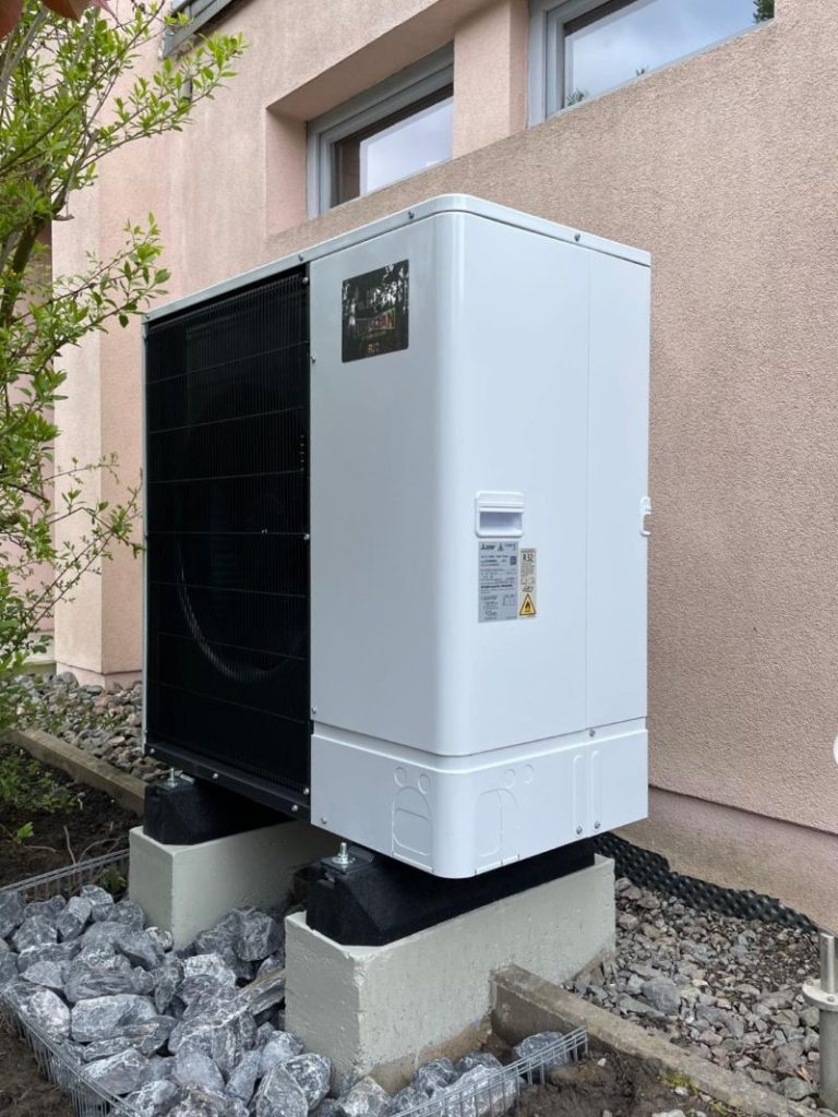 Mitsubishi Electric Zubadan Wärmepumpe vor einem modernen Einfamilienhaus