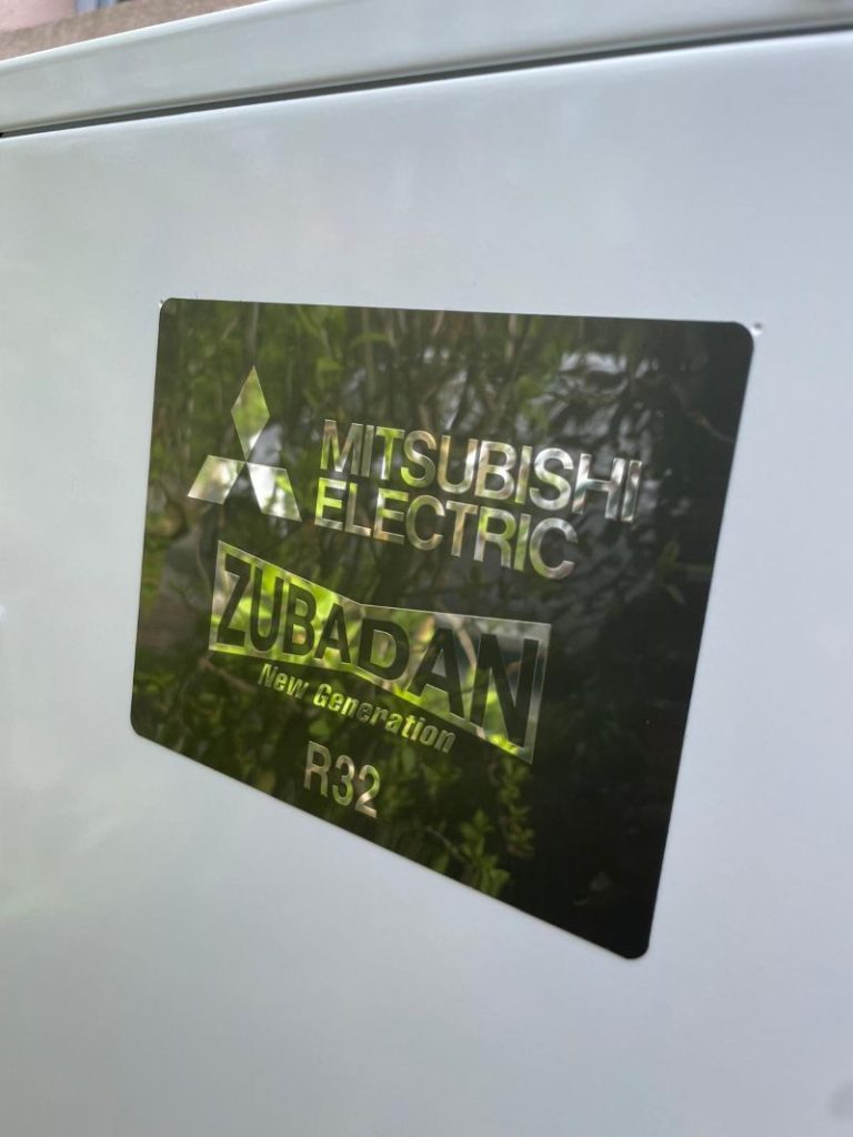 Mitsubishi Electric Zubadan Aufkleber einer Wärmepumpe