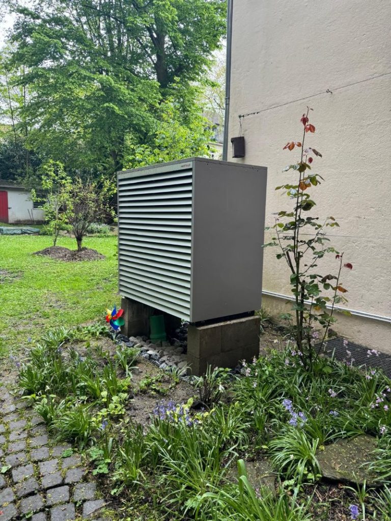 Wärempumpen-Außeneinheit als Teil einer Hybridheizung vor einem Haus in Dortmund