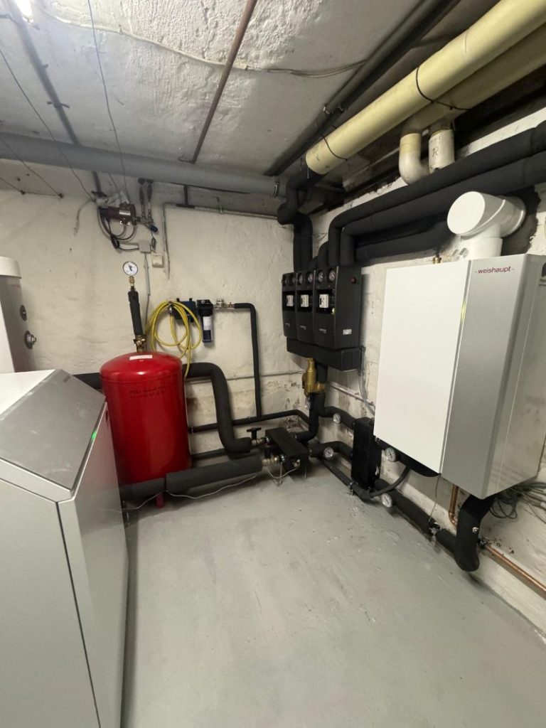 Hybridheizung im Heizkeller eines Hauses in Dortmund