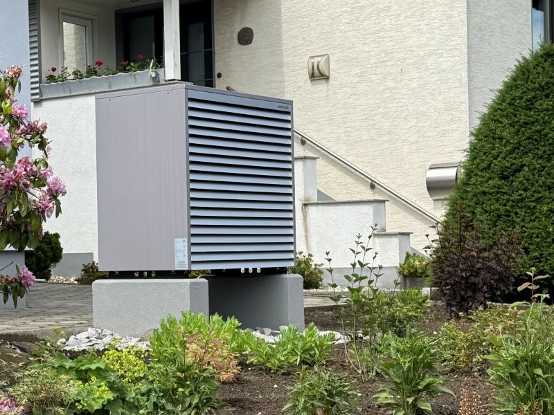 Außeneinheit einer Weishaupt Wärmepumpe in einem Garten eines Hauses in Hagen