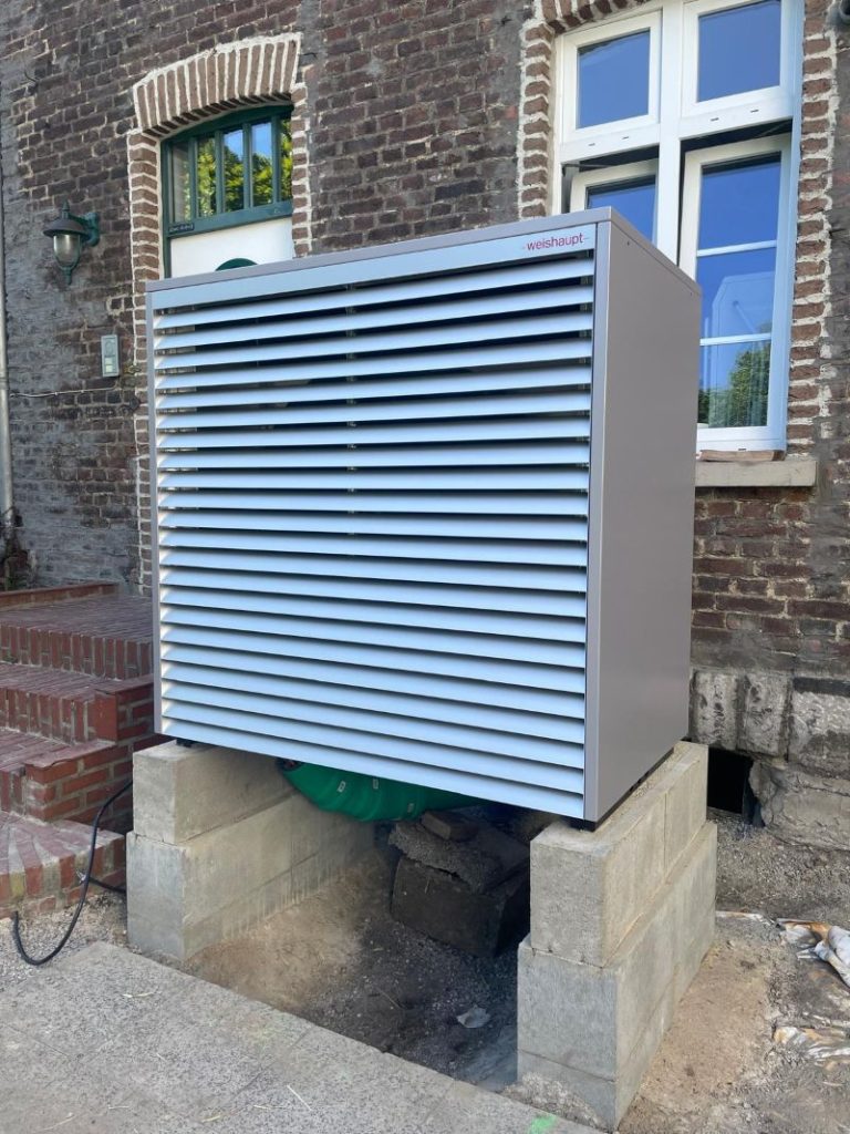 Weishaupt Wärmepumpe montiert auf einem Fundament vor einem Haus in Iserlohn