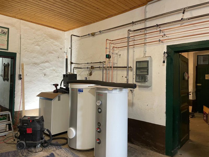 Heizraum mit Innenanlage eienr Weishaupt Wärmepumpe in Iserlohn
